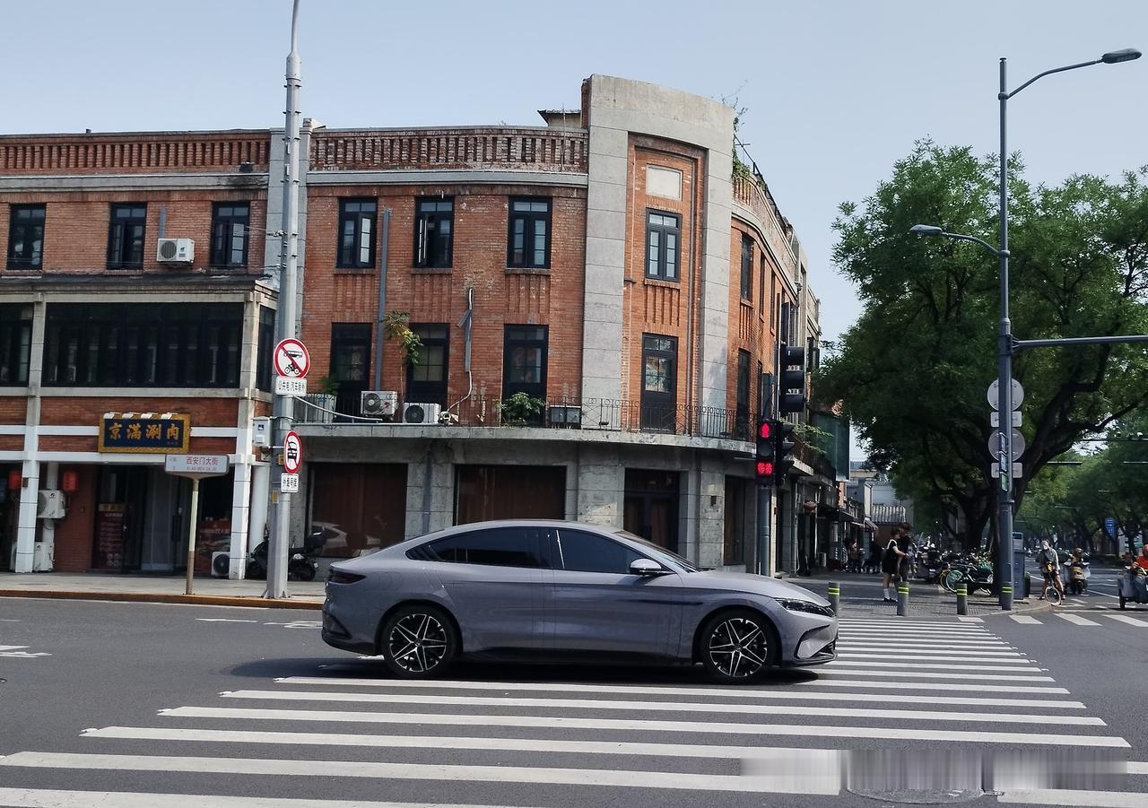 哦！也是啊！不过，好像是在行驶中。[我想静静]//@博学星空WF:图二中开车的司