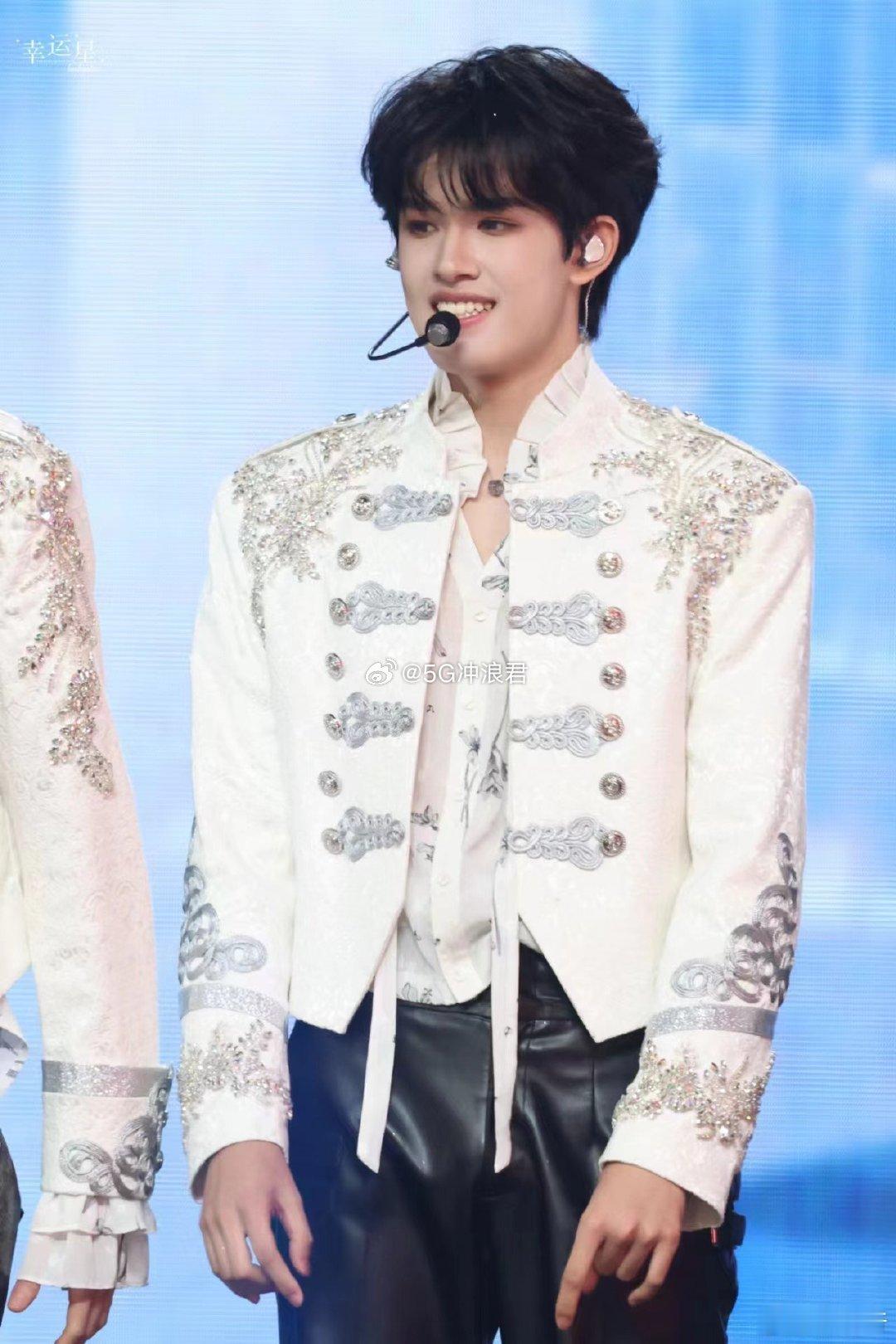 张极举饭撒牌要飞吻 反向饭撒第一人张极，别人都是给飞吻他是要飞吻。但这个要的方式