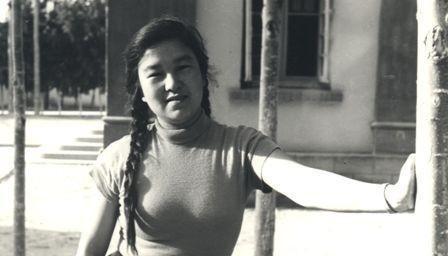 1955年，北京作协的2楼窗口，一双眼睛正死死盯着楼下做操的年轻女人。她22岁，
