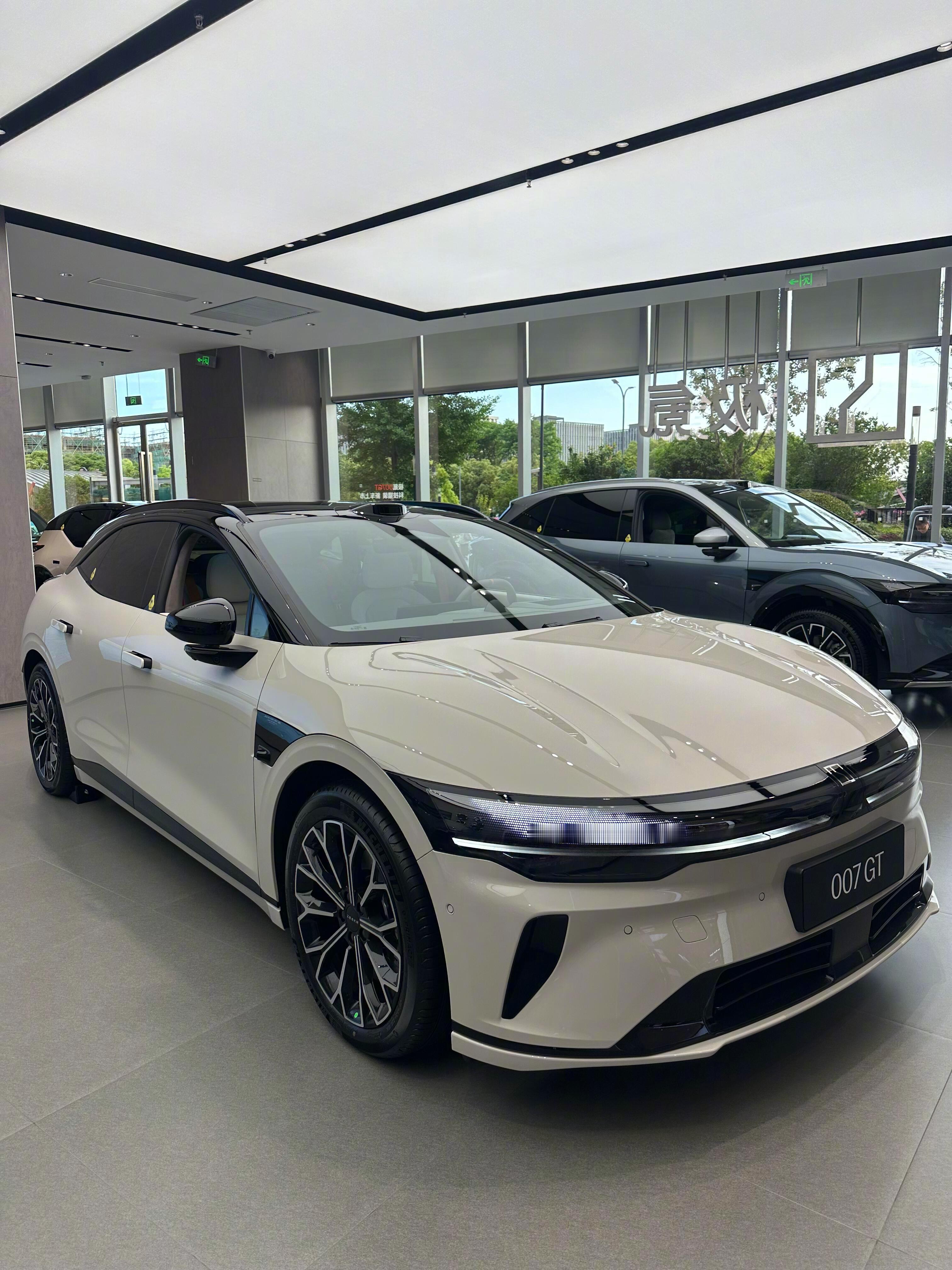 极氪007gt🚗1️⃣ 外观：外观设计确实是007GT最大的杀手锏之一。它成功