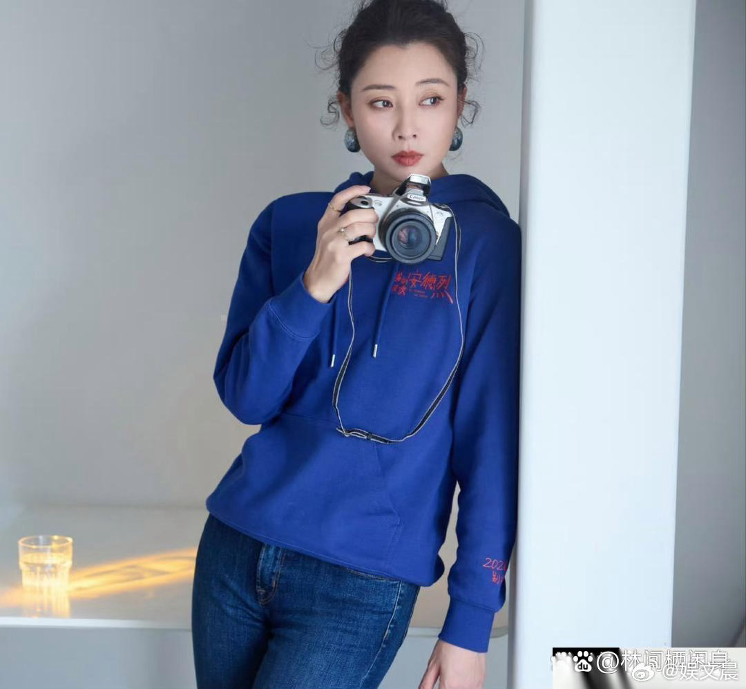 殷桃换上烫发之后韵味更足，整个人显得更美，气质温柔又出彩。 ​​​