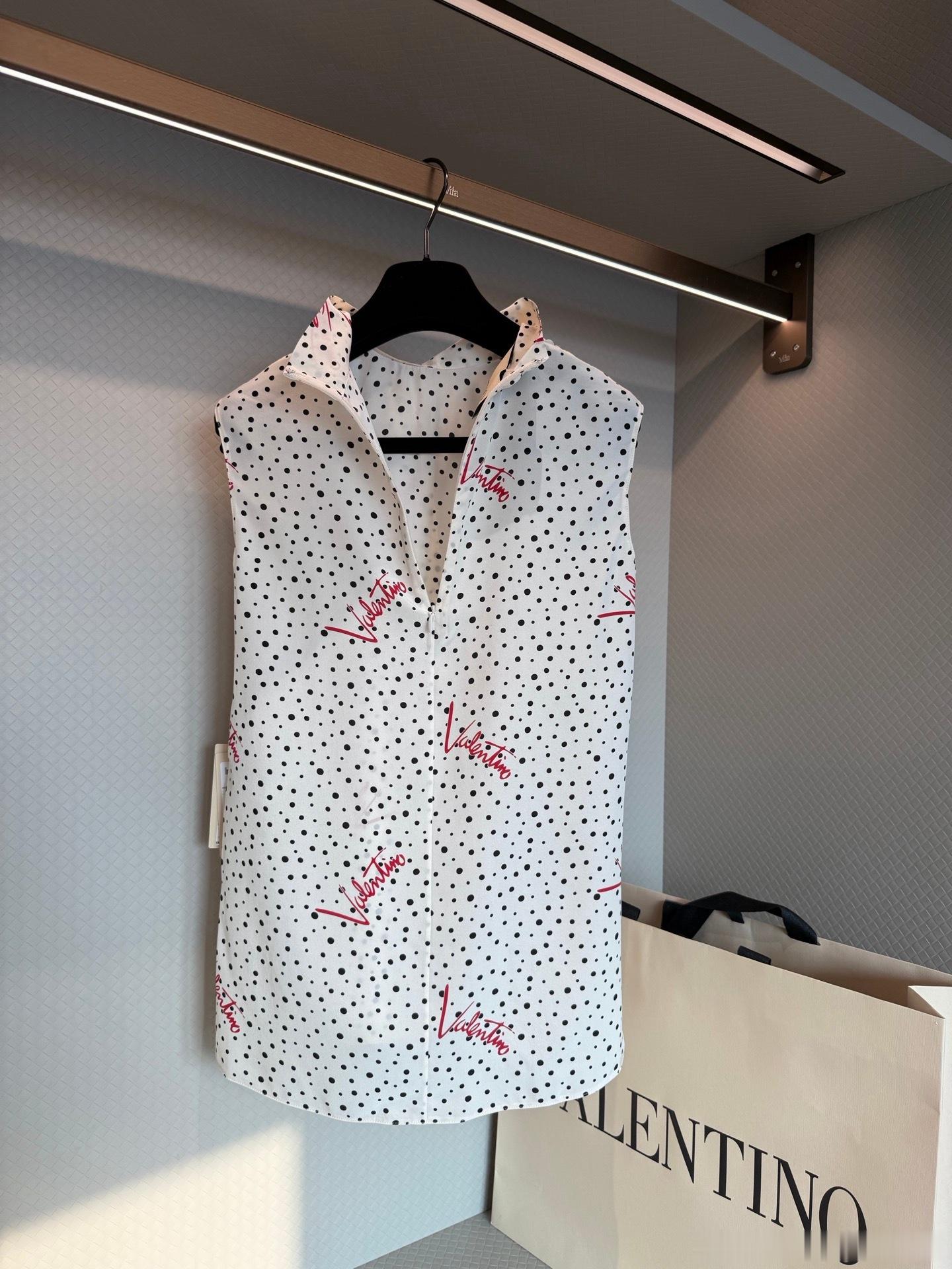 Valentino 无袖衬衫，白色底布配黑色波点和红色品牌标识，辨识度超高✨。轻
