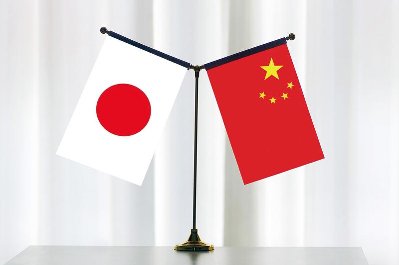 “日本至今还摆着‘上国’的谱儿，中国哈日族也跟着起哄，这戏码咋就演不完呢？”20