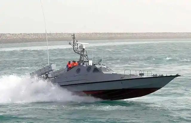 20年前出口扶不起来的伊朗的“中国猫”导弹快艇，只有20吨排水量，在狭窄的波斯湾