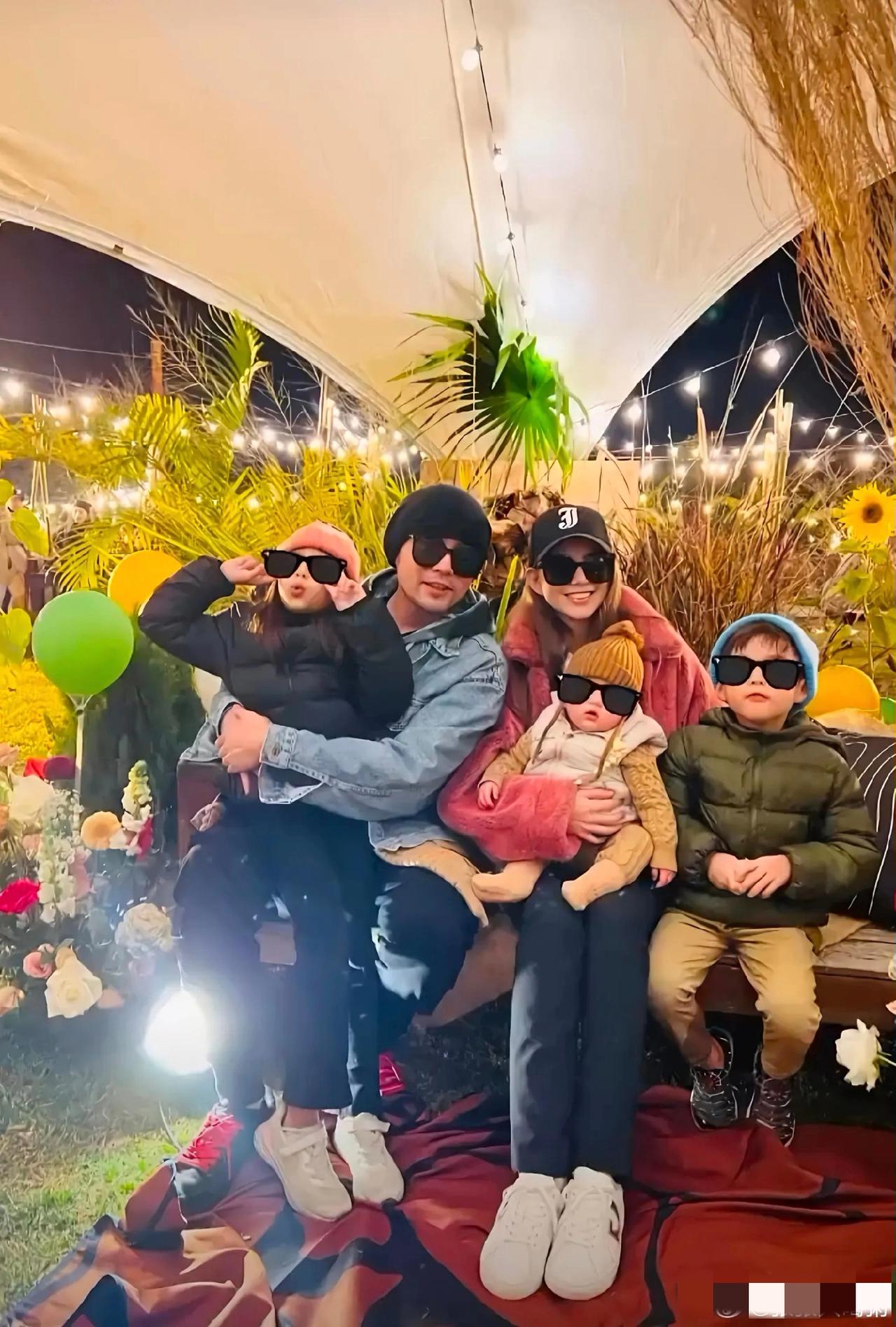 周杰伦昆凌晒一家五口背影 昔日乐坛天王，如今成了不折不扣的“晒娃达人”。新作品迟