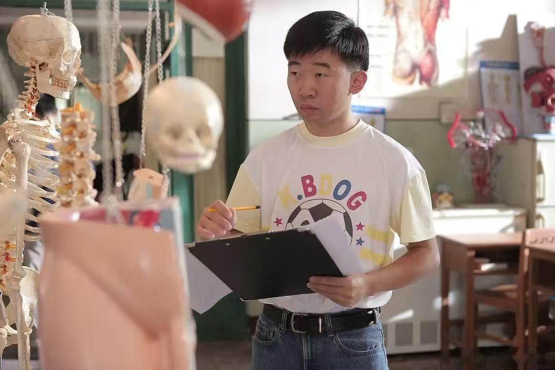 杨迪不继续拍戏是怕观众看自己出戏 朋友请吃饭 杨迪在综艺里的表现总是那么自然和真