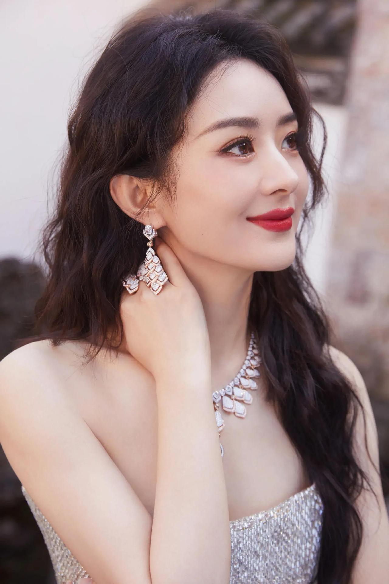 终于知道
赵丽颖为什么能够成为顶流明星
不是因为她长相甜美
也不是因为她演技好