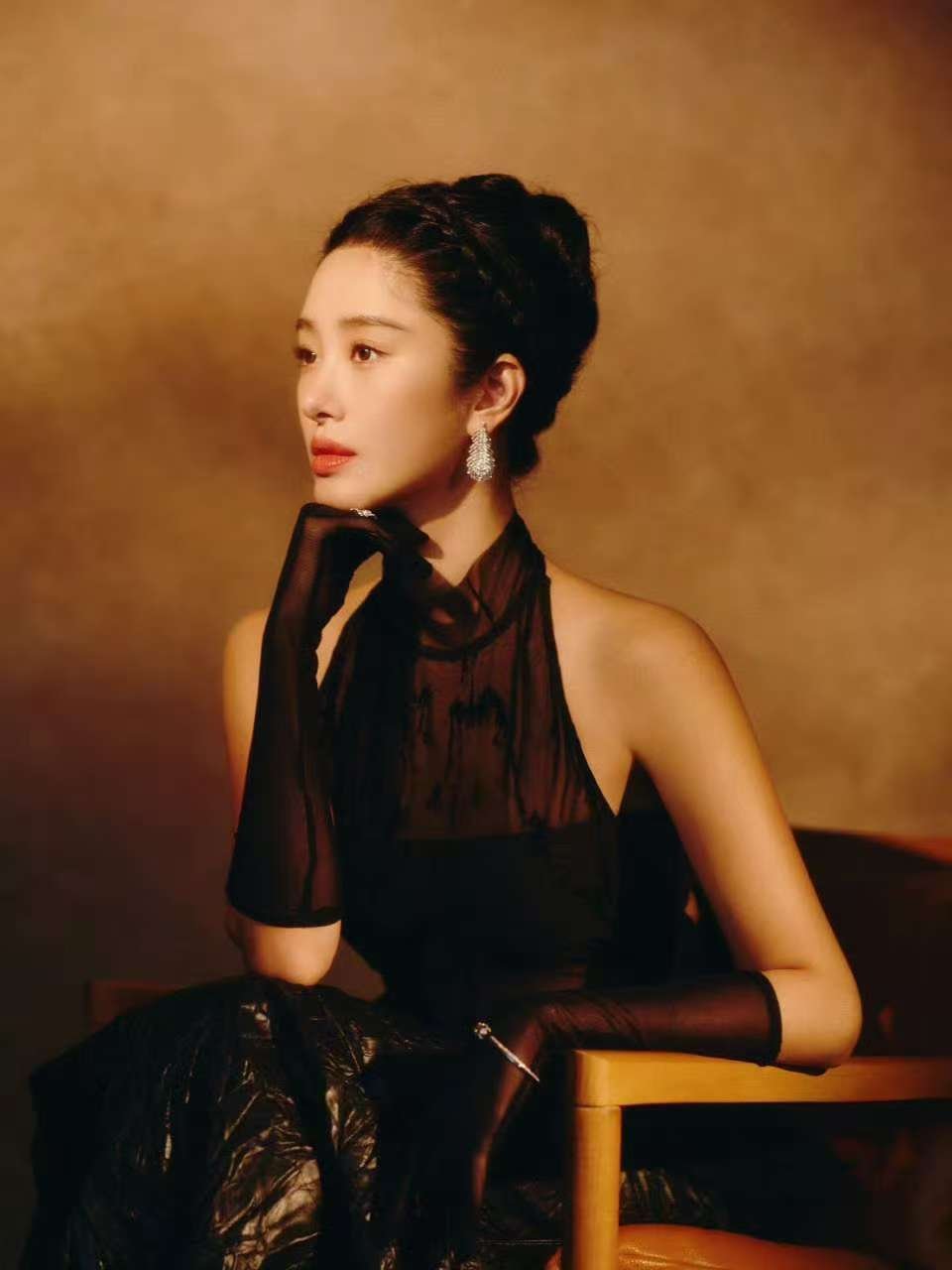 杨采钰 东方骨相美当她凝视镜头时，故事感便自然流淌。杨采钰的美，源于骨相里沉淀的