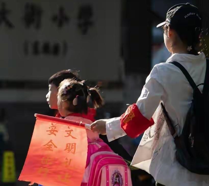 有家长称站护学岗是通知而非商量出了事后，学校和教育局肯定都说，护学岗是自愿参加的