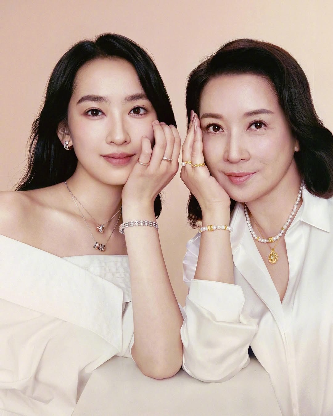 母亲节将至，周生生特别邀请知名演员龚慈恩与女儿林恺铃共同演绎品牌旗舰YuYu系列