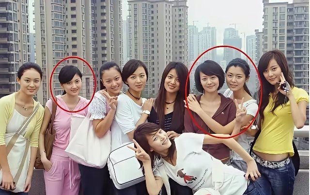 2007年，北京。首都电影学院表演系07级本科班的同班同学合影，我只认得景甜。​