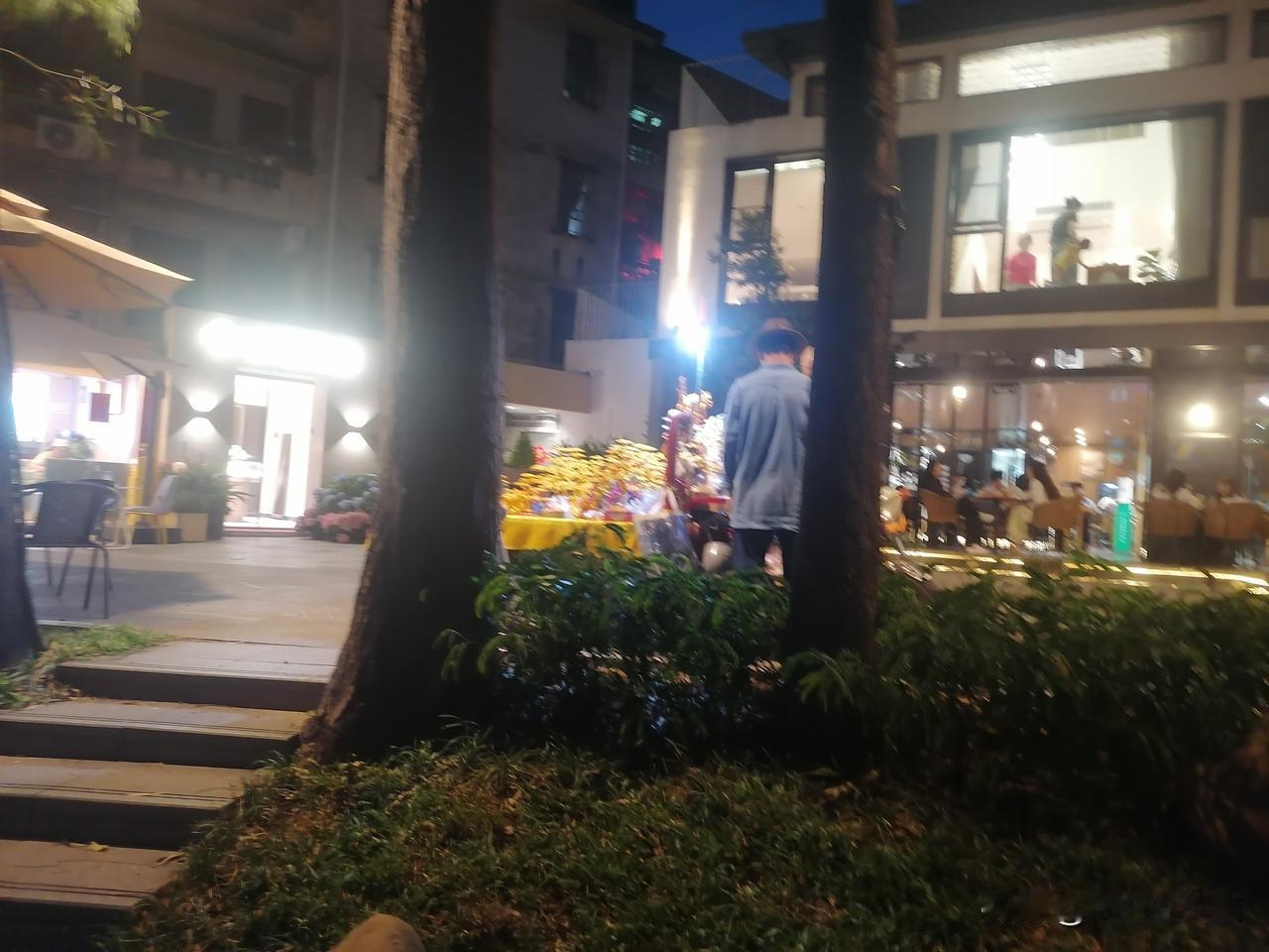 华灯初上，亭台楼阁食馆酒肆灯火通明，吃饭的休闲散步的热闹起来！