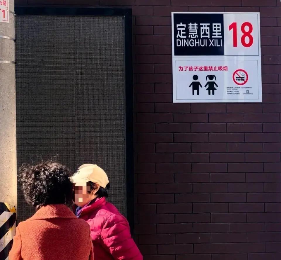 20分钟近10名家长校门口吸烟：别让你的烟瘾，伤了孩子的童年

校门口明明贴着禁