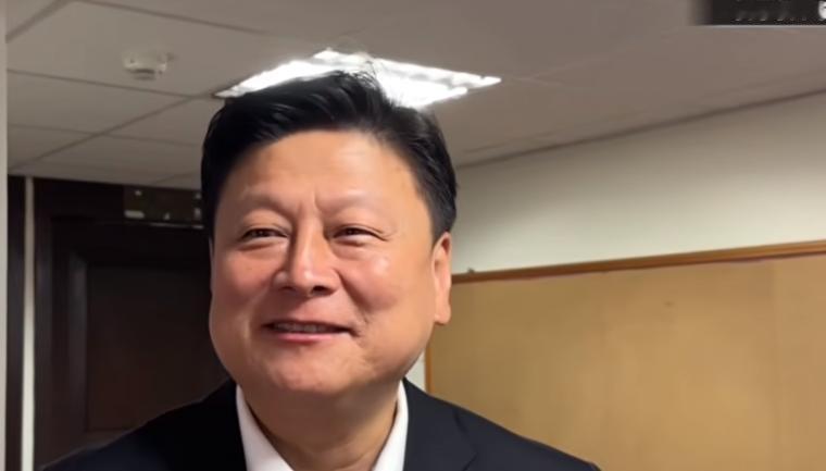 国民党党团总召傅崐萁出电梯被媒体记者问“总召今天的生日愿望是什么？”，傅崐萁说“