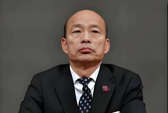 韩国瑜访美归来，国民党彻底分裂，两条路线公然对立。一场接机画面，直接把国民党藏了