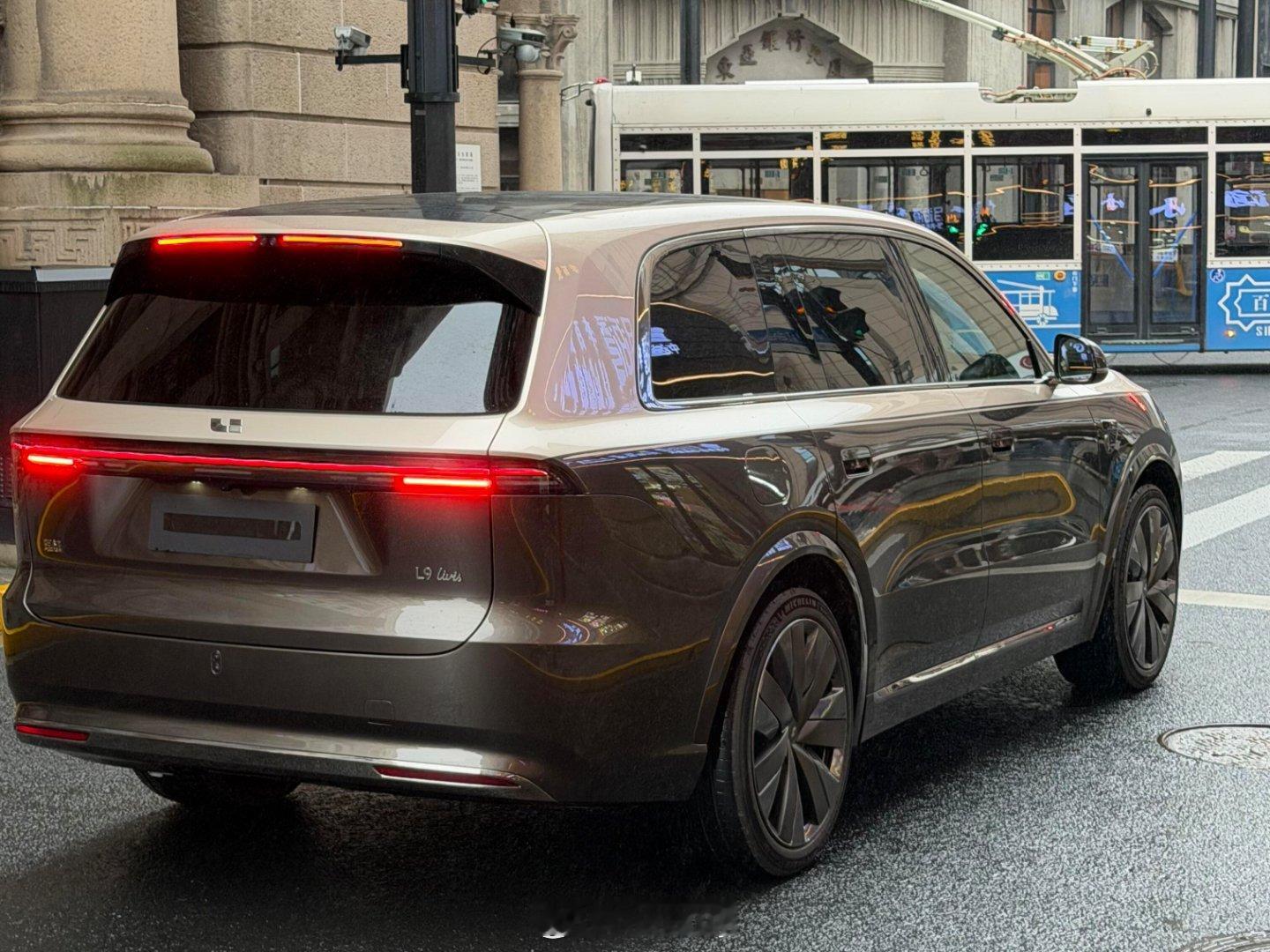 这是理想L9 Livis出街拍城市场景的广告片吗？理想汽车理想L9