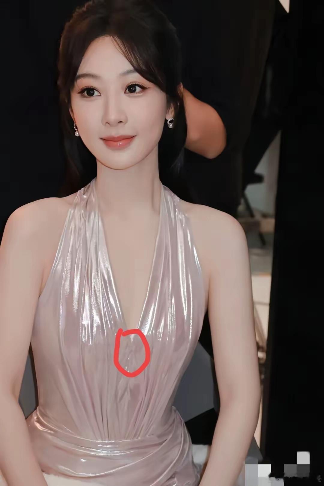 总感觉杨紫很不对劲你说她都是顶流了穿着大尺寸、耍大牌、无视粉丝，这些表现在她身上
