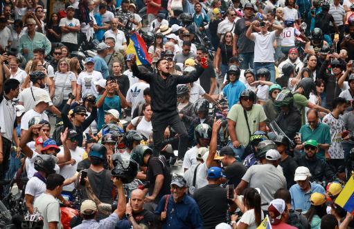 反噬来了！美国暴力拿下马杜罗、扶植傀儡上台，委内瑞拉全国骚乱爆发，加拉加斯民众直