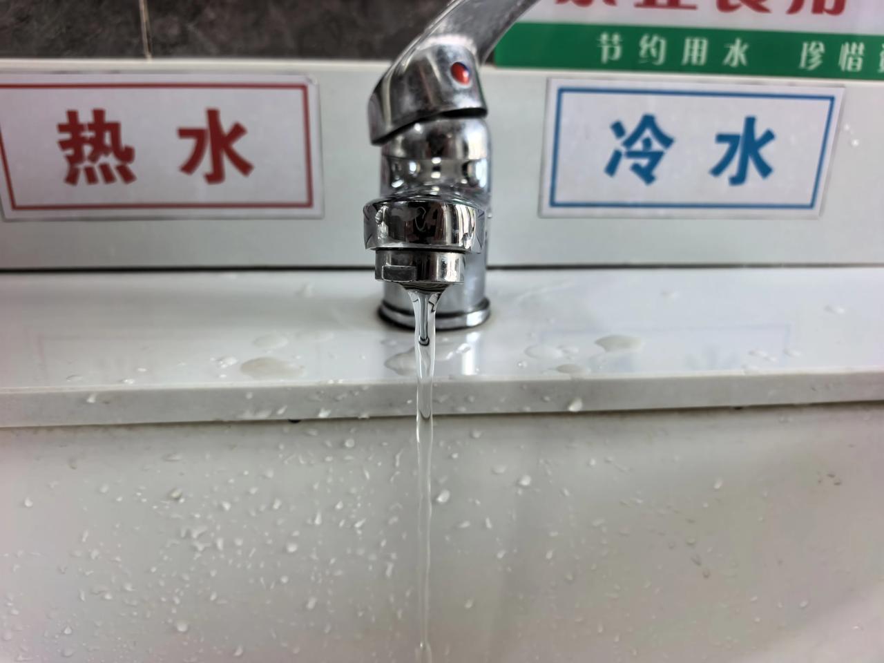 网友爆料，5月12日，吉林市小雾凇岛卫生间水压极低，路过的司机去完厕所，洗手等半
