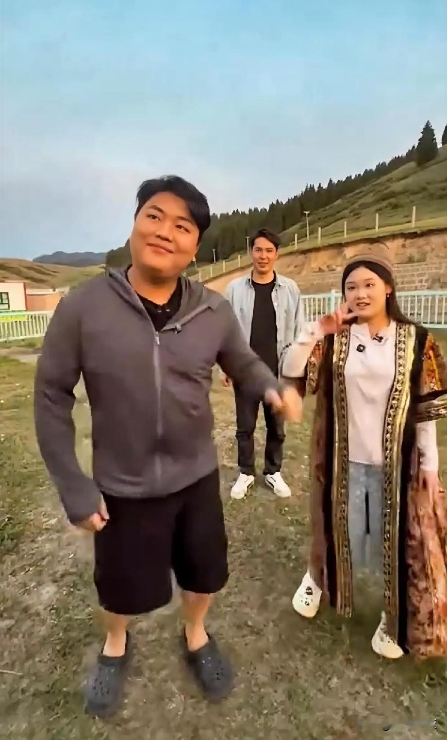 全哥这造型，还真有巴依老爷那味儿！就像张家齐和全进华直播时，全哥穿上那衣服、戴上