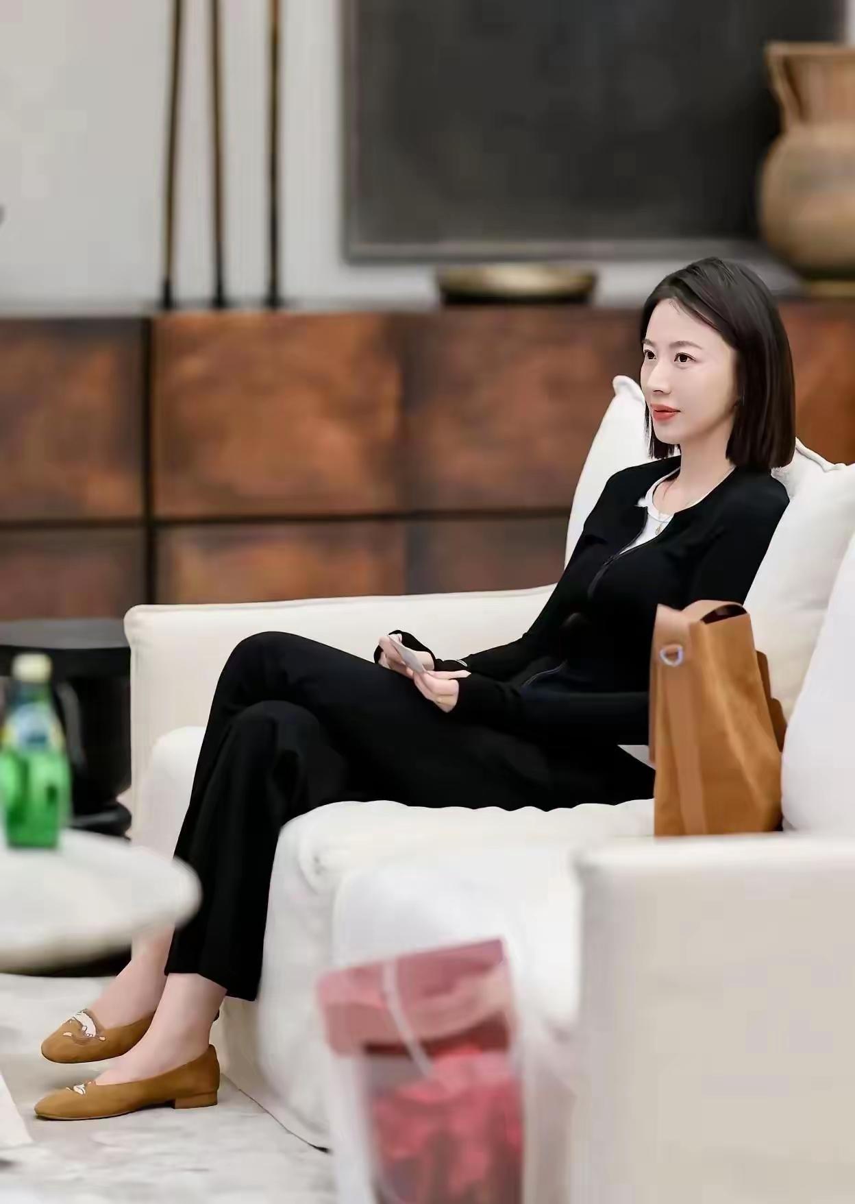 优雅职场风，黑色套装搭配棕色平底鞋，气质型美女，端庄大气，轻松自在。灰色系职场穿