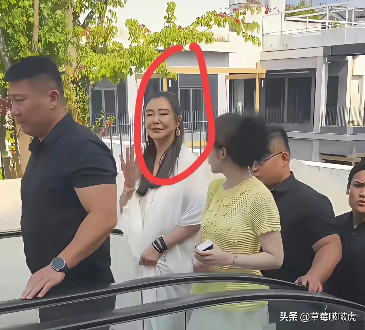 女神已经老了，满脸皱纹，老态龙钟，像一位老太太，再也不是年轻时候的模样了。