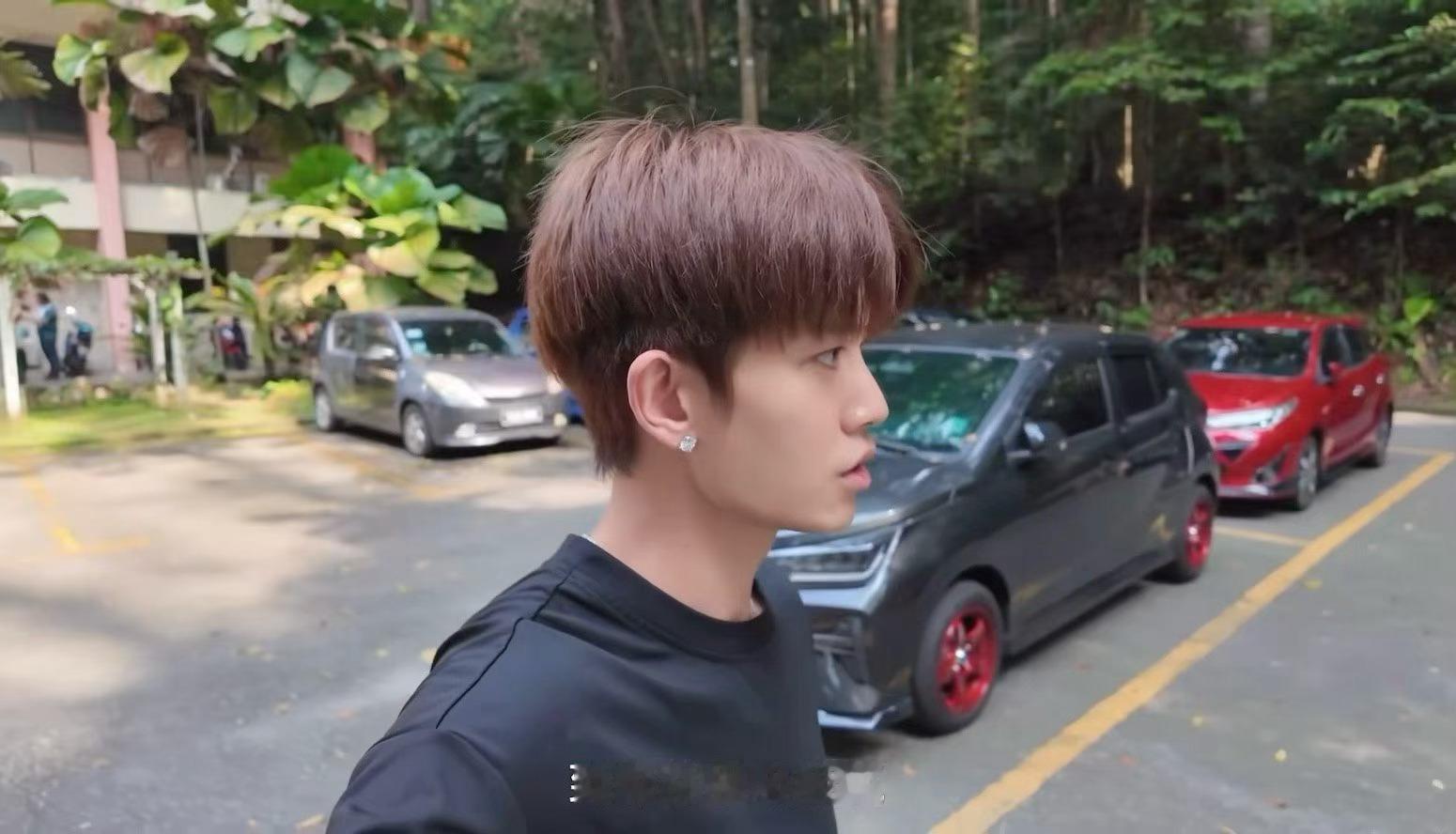 任嘉伦  你是我诗中的韵脚，是我画中的色彩，是我生命中最美丽的意外。我爱你，毫无