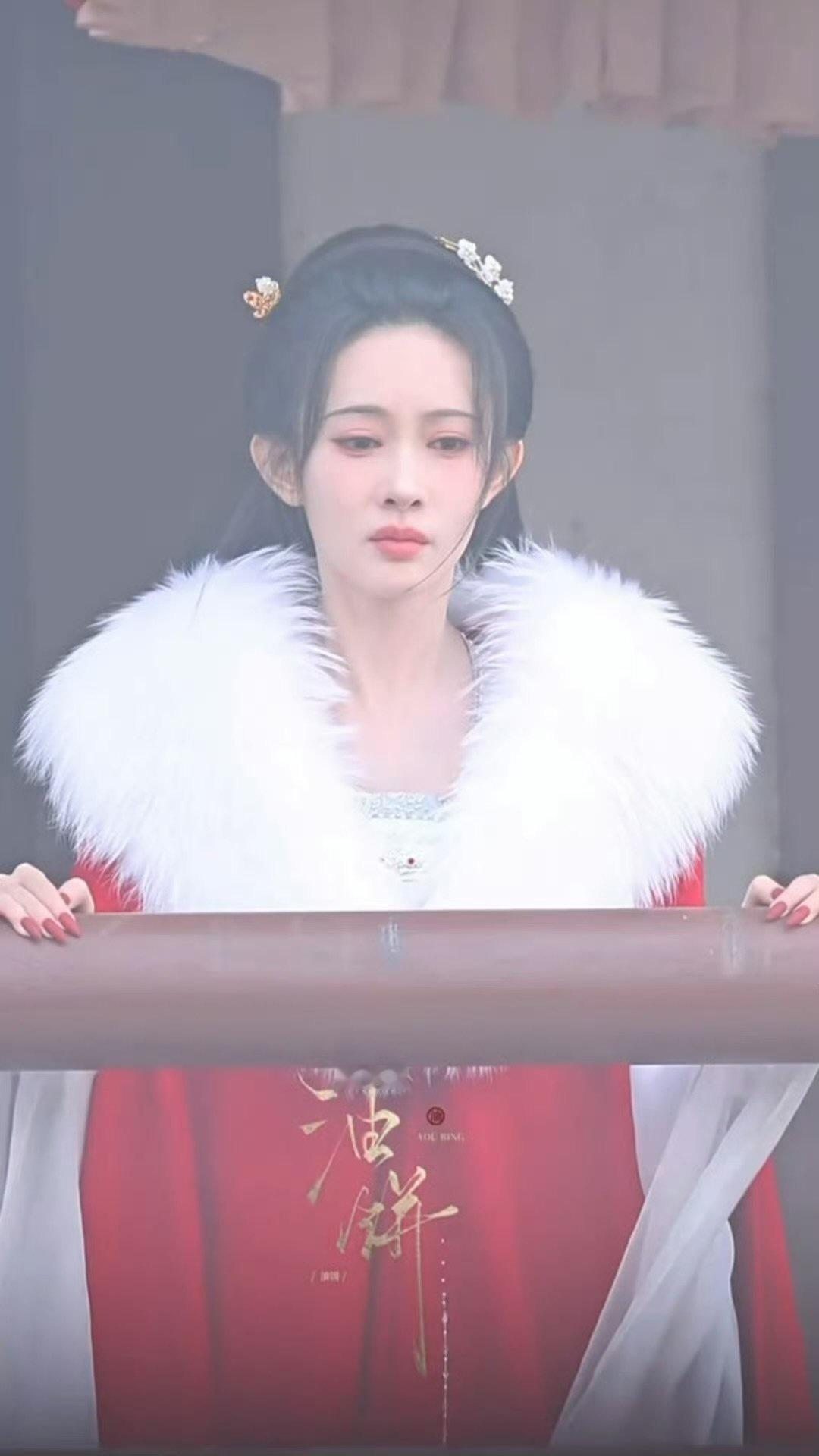 孟子义《尚公主》红衣城墙路透图，是不是有清冷的感觉了？ 