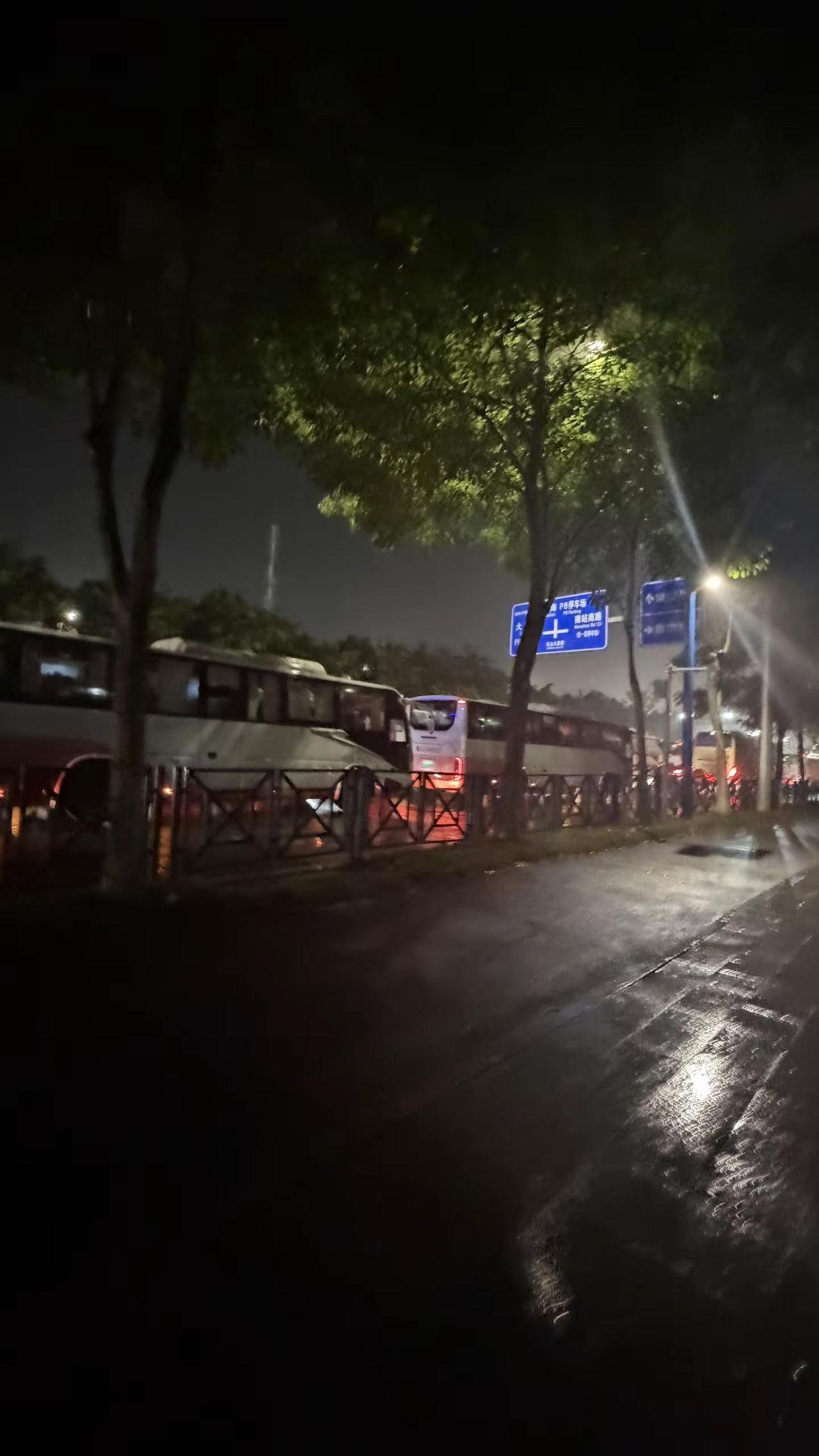 好不容易才见到你，过几个小时我又要走了。接驳车 追星