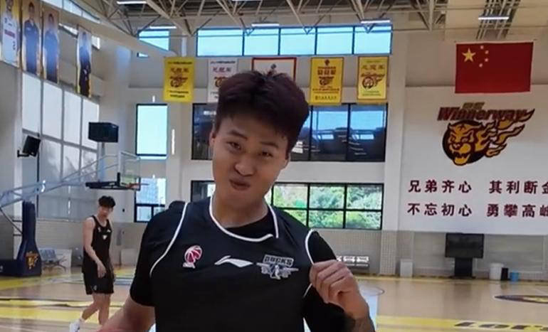 赵睿再次披上广东战袍！赵睿和7号搭档的神级预判 赵睿说道:“重新回到广东，既熟悉