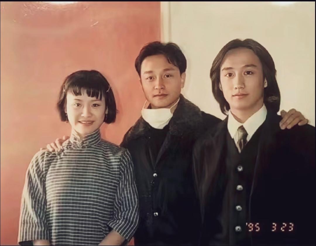 那时候的黄磊还是文艺青年，左边女士有点像董洁，你们猜猜她是谁呀？认真看！