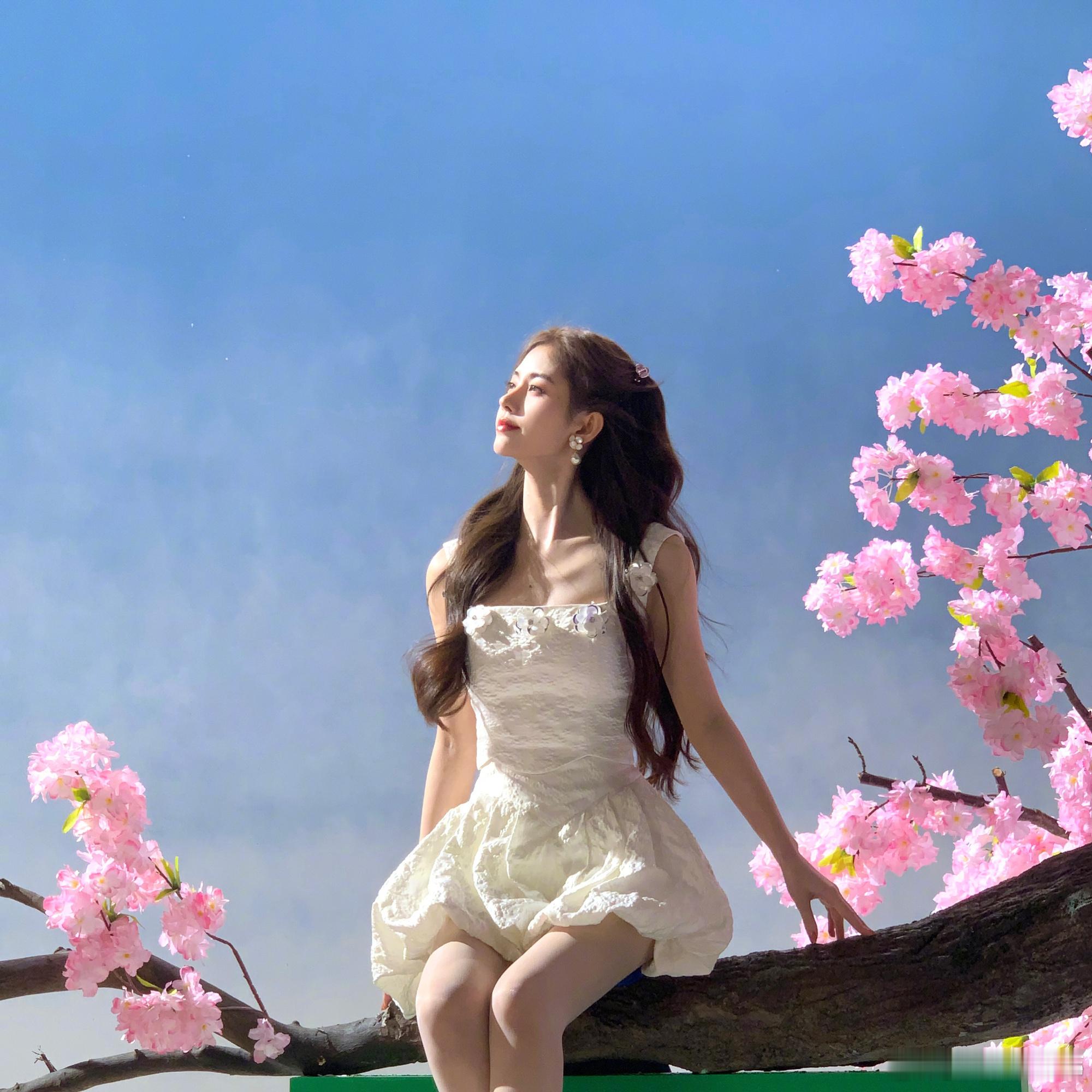 鞠婧祎[超话]  jjy🍊鞠婧祎万花世界 jjy🍊鞠婧祎苏绿夏 "悬挂云雾中
