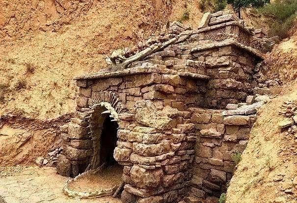 拆了鱼骨庙，等于扔了金饭碗。
《龙岭迷窟》拍完就拆，游客想打卡，连个砖头都摸不着