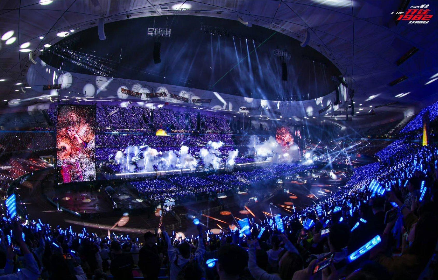 张杰演唱会现场官宣鸟巢 太棒了吧，又可以准时抢演唱会的票了！  张杰新春演唱会收