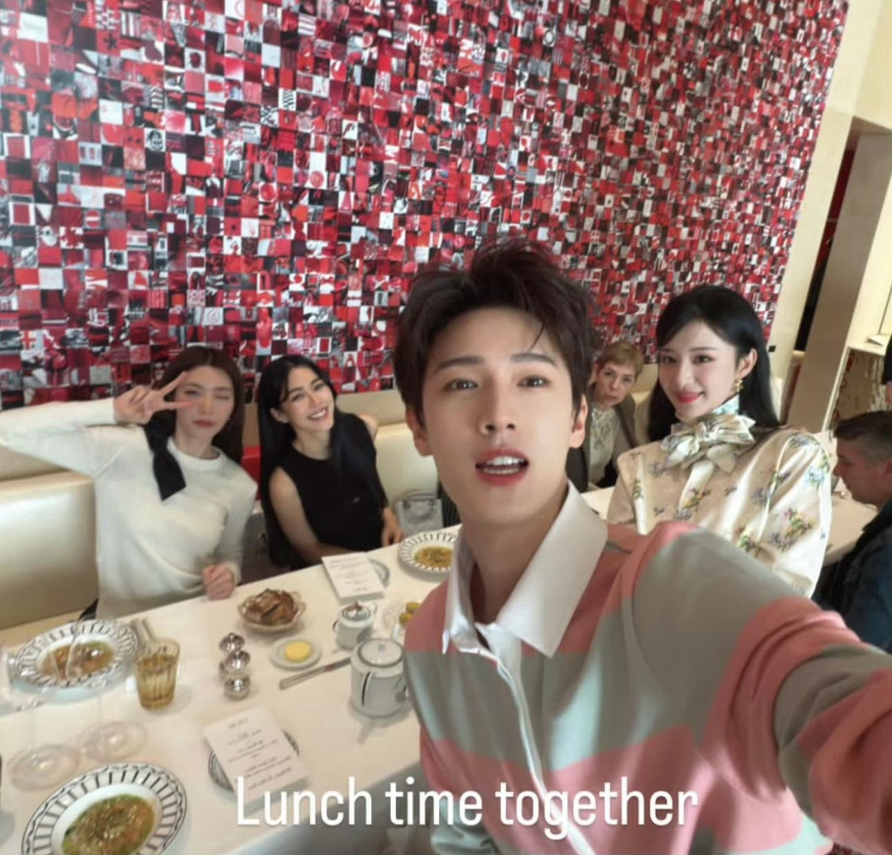 邝玲玲在ins上分享了与Orm、李昀锐、王楚然的自拍合影🤳🏻 