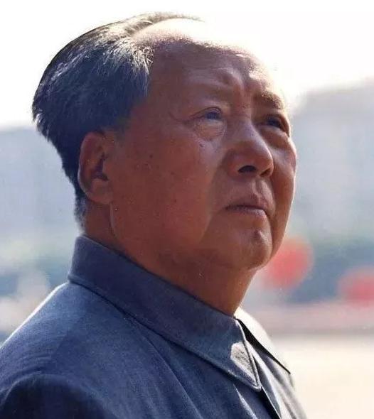 1976年，毛主席病逝的前一天面色灰黄，连嘴唇都呈现出青紫色，只见他轻轻地对贴身