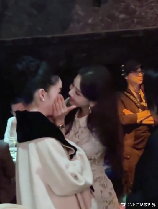 刘诗诗郭晓婷捧脸亲亲 救命！我已经把这个视频分享给身边所有人了！刘诗诗你是怎么做