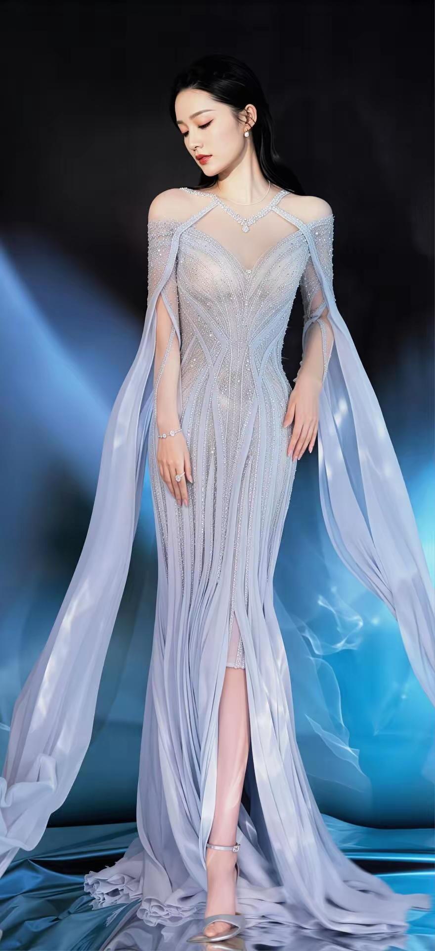 美女壁纸～李沁身着一袭渐变烟蓝色钉珠礼裙，如从深海月色中走出的清冷美人
钉珠勾勒