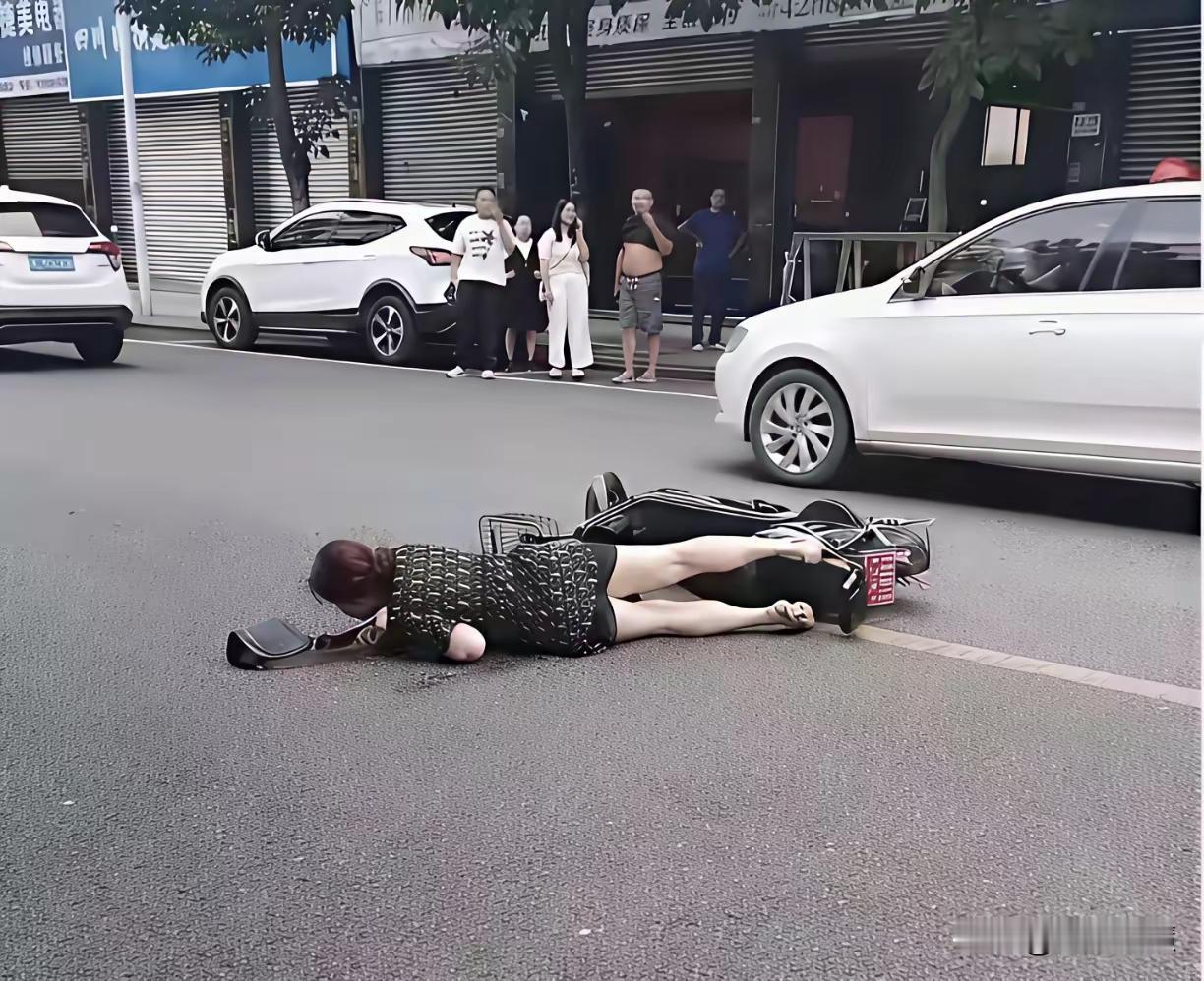 人车摔倒地，
想起无力气。
有心想去扶，
被讹有先例。