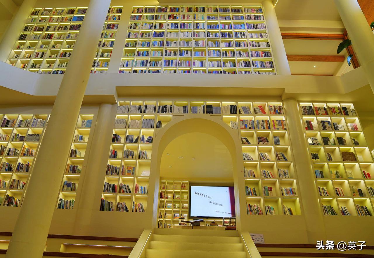 腾冲漫游，和顺书局尽享旅途清欢      云南腾冲之旅，每一处景致都盛满独有的西