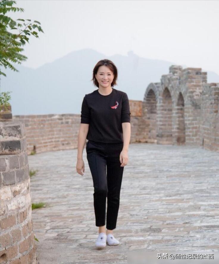 这位主持人这样穿休闲装的样子好迷人啊，一点也看不出来是50多岁的女人，肤白貌美，