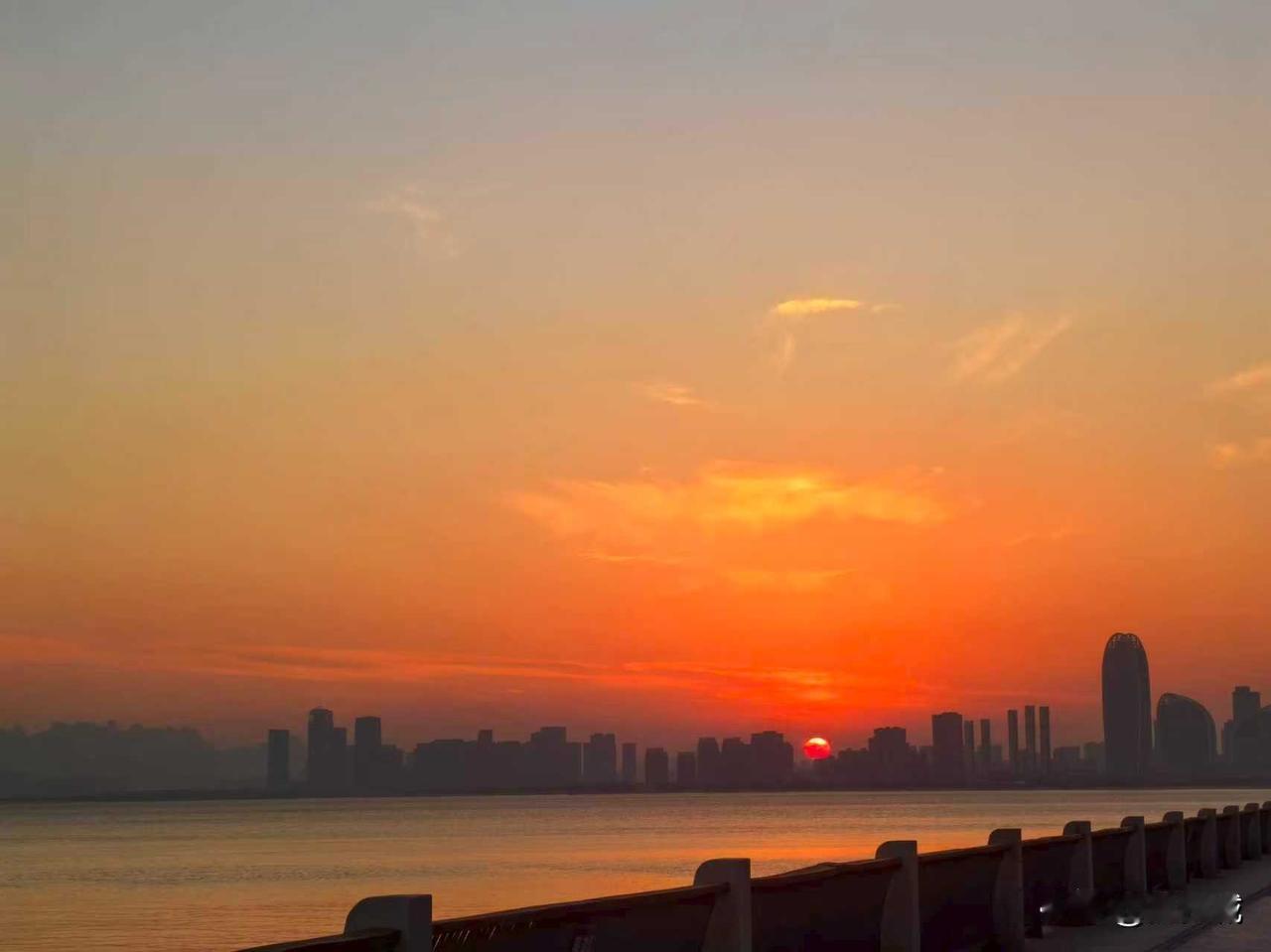 人这一辈子和任何人任何事都能和解
唯独和自己和解不了
路是自己选的
只能一条道走