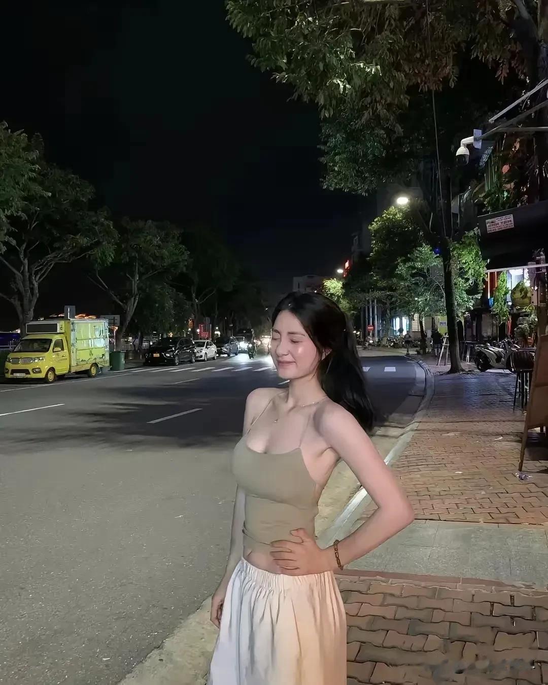 月色如水，佳人独自由。