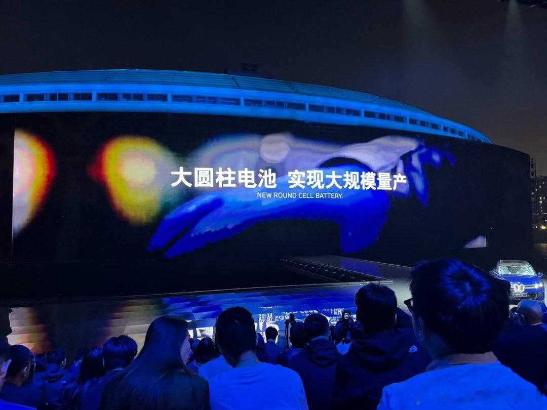 宝马大圆柱电池续航超900公里在宝马之夜上看到了新时代BMW iX3除了设计 驾