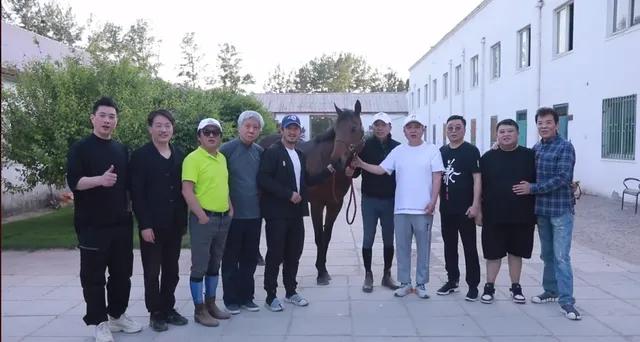 这张堪称''全明星阵容''的合照，汇聚了演艺圈、文化界与马术圈的众多大咖：一眼就
