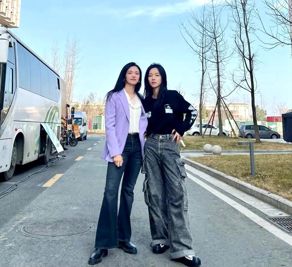 庄达菲女士来探班了，放飞了自我，这两“蛇精病”被唤醒了。
喜欢二位可愛的美女，喜