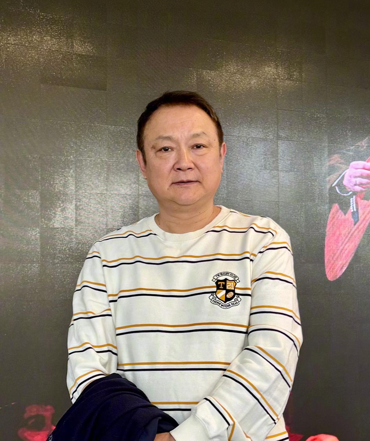 1983年，《红楼梦》的剧组在全国各地招演员。欧阳奋强的父亲叫儿子去试镜贾宝玉，