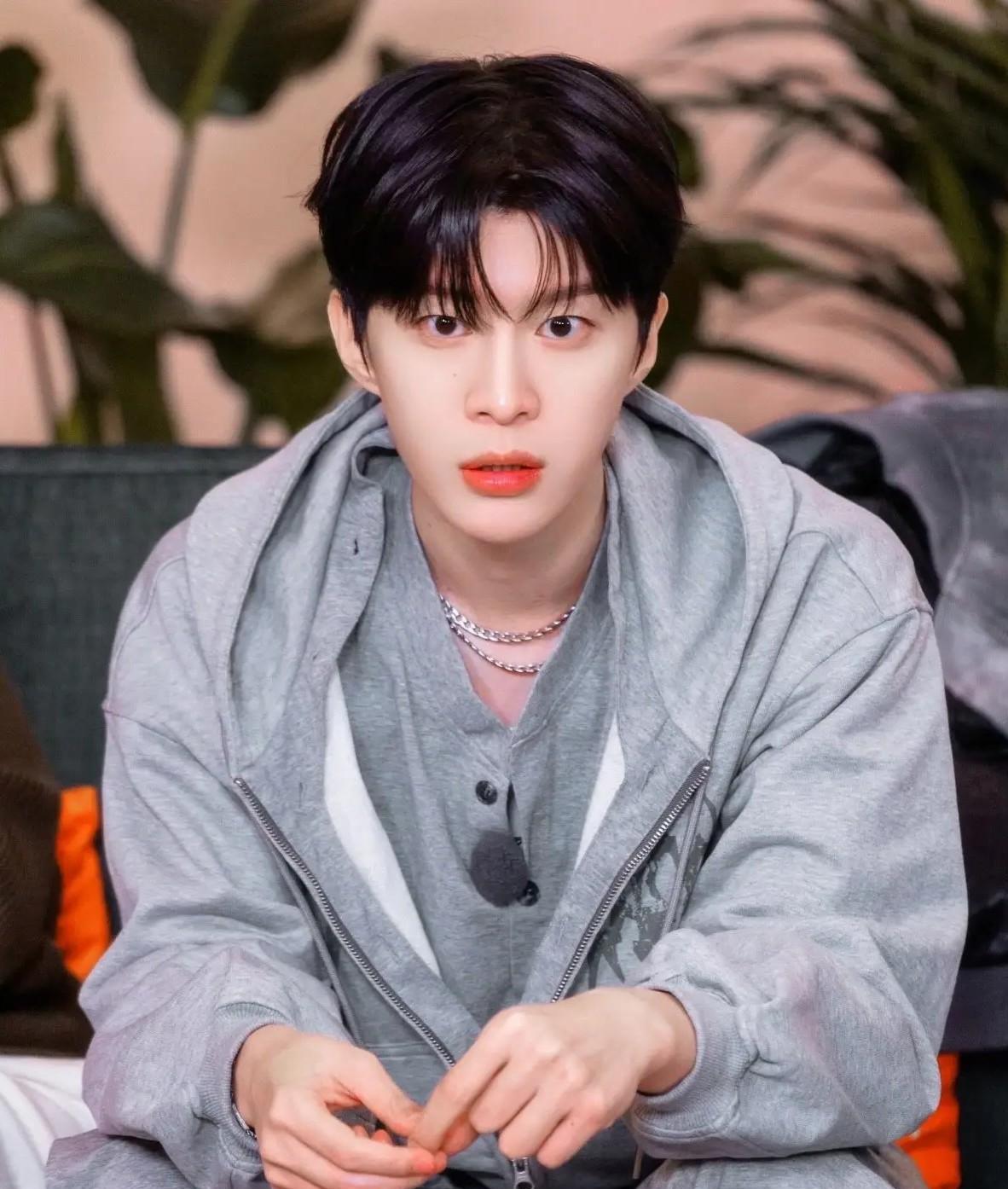 别的男星还在懵，范丞丞的律师函已经印好了。
凌晨两点，爆料刚冲上热搜，他工作室的