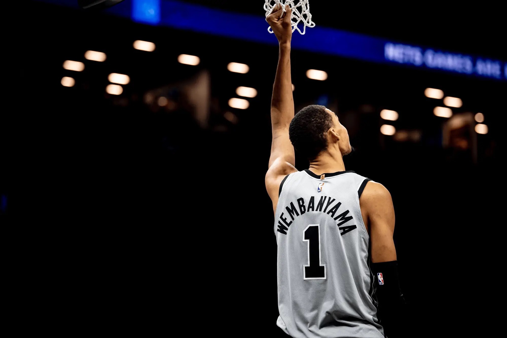 马刺已经11连胜  现在直逼雷霆争夺西部第1 几年前波波维奇老爷子重建球队 而马