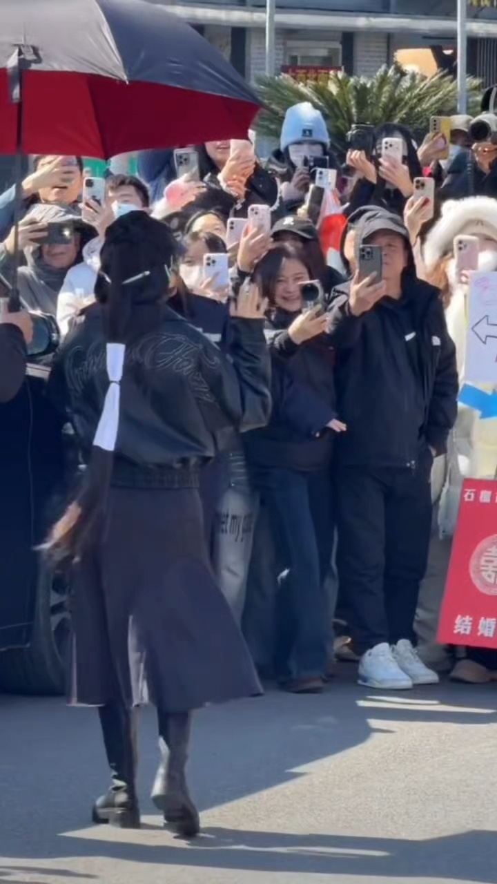 “被虞书欣抱走我今晚还能睡得着吗”姐妹你不用睡了虞书欣真的抱走了这个大应援棒跟桐